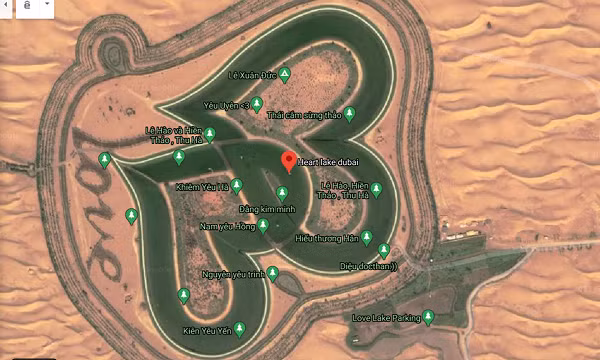 Vài ngày trước 8/3, cư dân mạng Việt Nam lên bản đồ Google Maps, tạo ra rất nhiều các điểm đánh dấu chung quanh Love Lake. Các địa danh ảo được tạo ra thường mang nội dung yêu đương, tên tuổi và những nội dung liên quan khác.