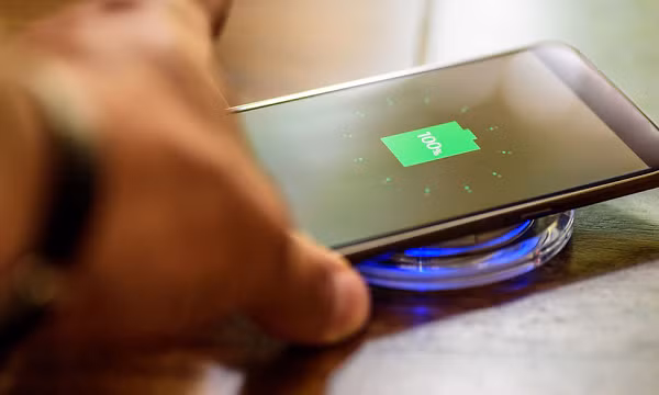 Các ứng dụng, chẳng hạn như AccuBattery dành cho Android, cũng có thể giúp bạn theo dõi tình trạng pin theo thời gian thực. Từ đó, bạn sẽ biết được thời điểm sạc thích hợp để tối đa hóa tuổi thọ pin.