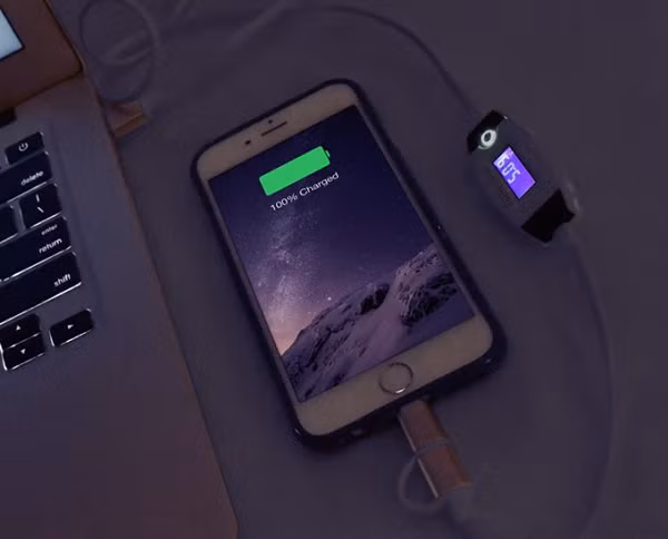 Theo The Conversation, dung lượng của các loại pin chỉ còn 80% sau khoảng 300-500 chu kỳ sạc. Tuy nhiên, thực tế cho thấy nhiều loại pin đã giảm chất lượng chỉ sau 100 chu kỳ.