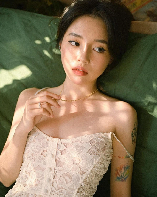 Dù sao hình ảnh Linh Ngọc Đàm trong bộ váy trắng xinh xắn cùng nhan sắc mỏng manh đã khiến không biết bao nhiêu con tim thổn thức. Thần thái của cô nàng cũng được đánh giá là "không chê vào đâu được".