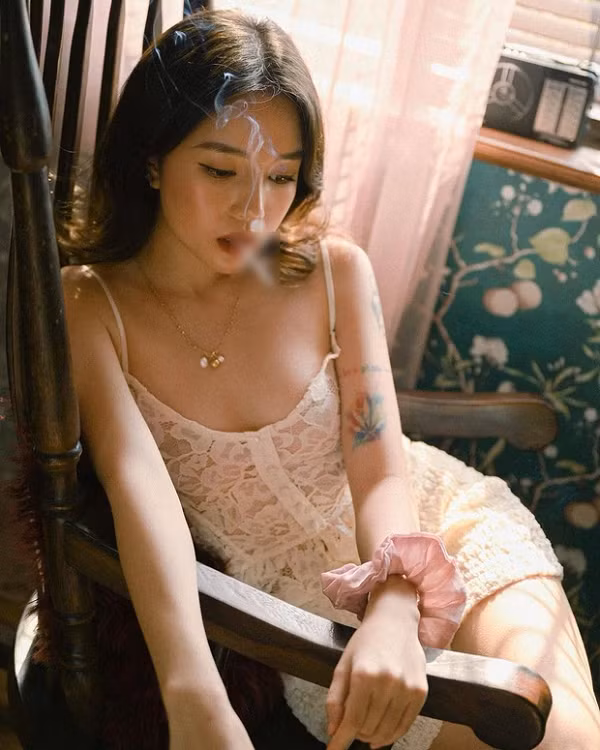 Ngoài chơi game chuyên nghiệp, Linh Ngọc Đàm còn làm MC cho Esports Việt và sẽ trở thành một caster trong tương lai. Cô nàng gắn bó với game Liên Minh Huyền Thoại từ tháng 06/2014. Sau một thời gian streamer và tạo dựng hình ảnh, cô nàng đã sở hữu cho mình một lượng lớn fan hâm mộ vô cùng đông đảo.