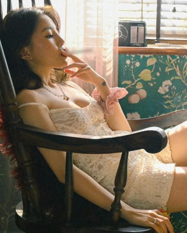 Linh Ngọc Đàm tên thật là Đàm Thị Ngọc Linh. Cô là nữ livestream, game thủ chuyên nghiệp. Bên cạnh đó, cô nàng còn thử mình trong lĩnh vực người mẫu ảnh và thường xuyên xuất hiện trong một số phim online.