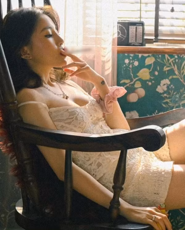 Linh Ngọc Đàm tên thật là Đàm Thị Ngọc Linh. Cô là nữ livestream, game thủ chuyên nghiệp. Bên cạnh đó, cô nàng còn thử mình trong lĩnh vực người mẫu ảnh và thường xuyên xuất hiện trong một số phim online.