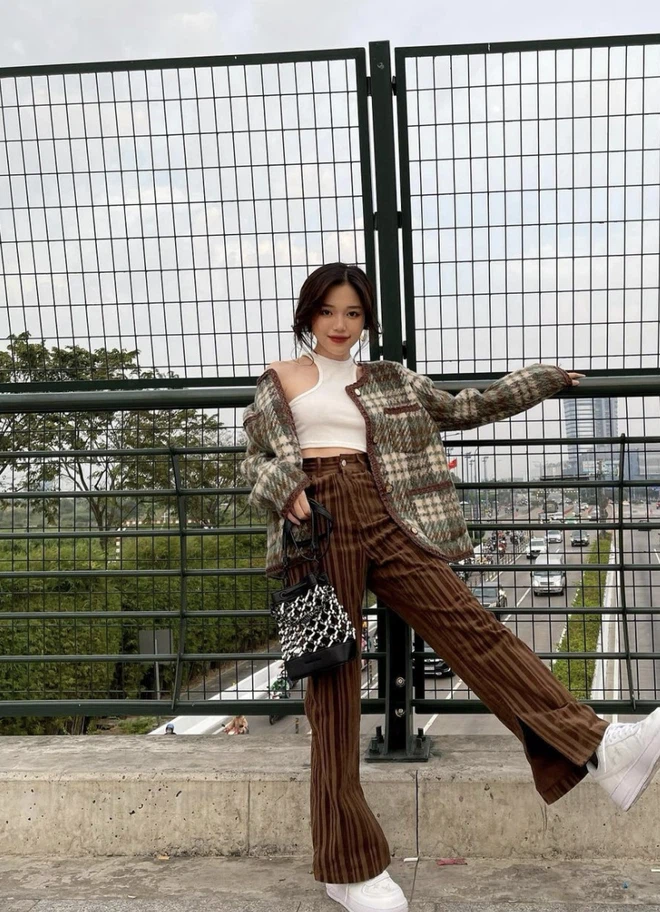 Thường ngày, style của Linh Ngọc Đàm trẻ trung, năng động và có nét cá tính cực độc lạ.