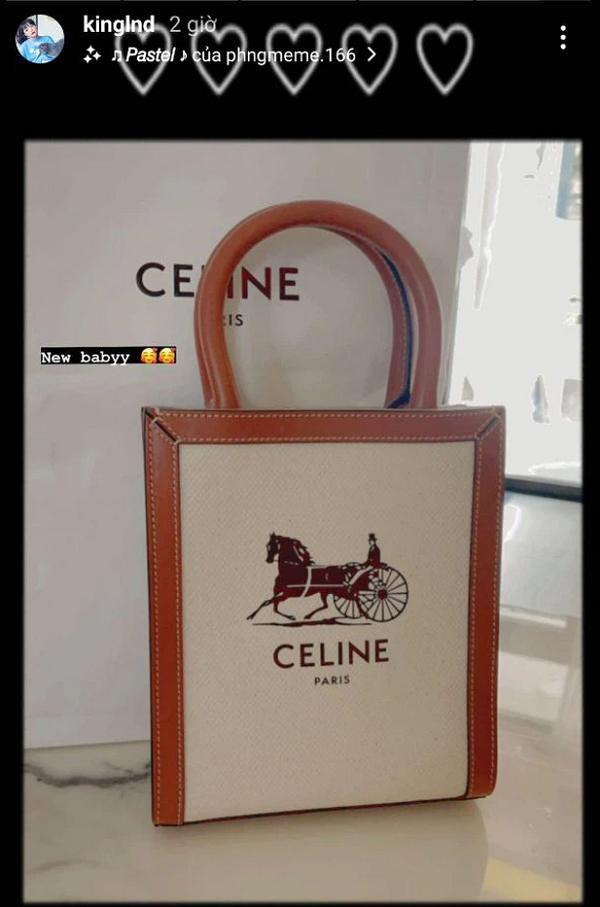 Nữ streamer không ngại chi mạnh tay cho những món đồ thời trang ưng ý. Mới đây, Linh Ngọc Đàm khoe trên Instagram chiếc túi Celine cực đẹp khiến dân tình phải trầm trồ, đồng thời nhanh chóng "tìm info".