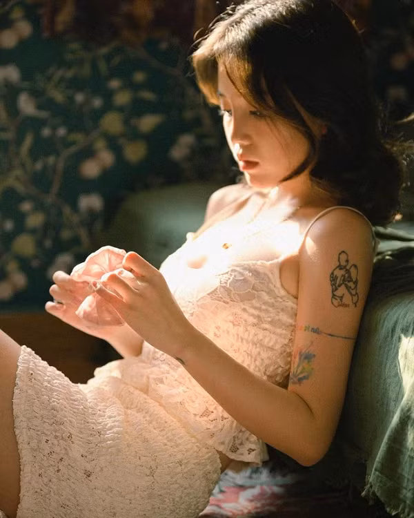 Là người có sức ảnh hưởng lớn tới giới trẻ, nên khi bộ ảnh mới của Linh Ngọc Đàm được đăng tải trên Instagram cá nhân đã vấp phải không ít chỉ trích.