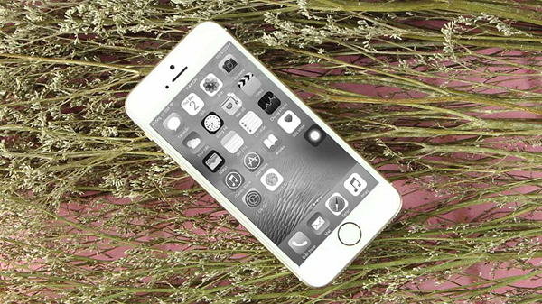 Nguyên nhân là do, não bộ của chúng ta sẽ bị kích thích và thu hút bởi những màu sắc sặc sỡ. Việc chỉ còn một gam màu tẻ nhạt sẽ giúp chúng ta thấy smartphone bớt thú vị hơn.