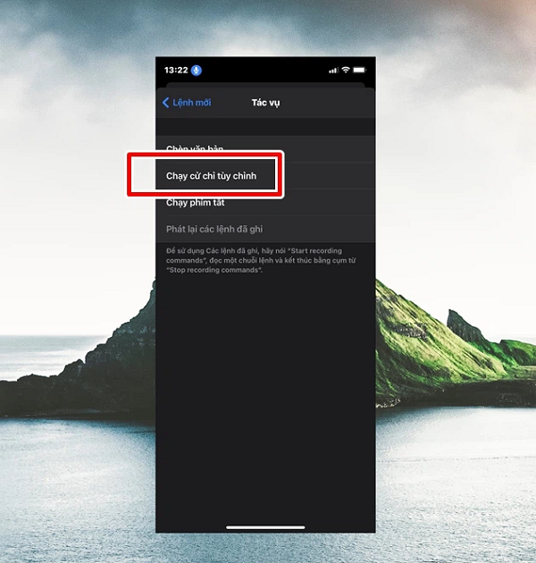 Nhấn tiếp vào dòng "Chạy cử chỉ tùy chỉnh". Bạn cần phải chạm đúng từng vị trí ký tự mật khẩu mở khóa để ghi lại và rồi chọn "Lưu". Sau khi thực hiện xong, ở chế độ nhập mật mã bạn đã có thể mở khóa iPhone bằng giọng nói.