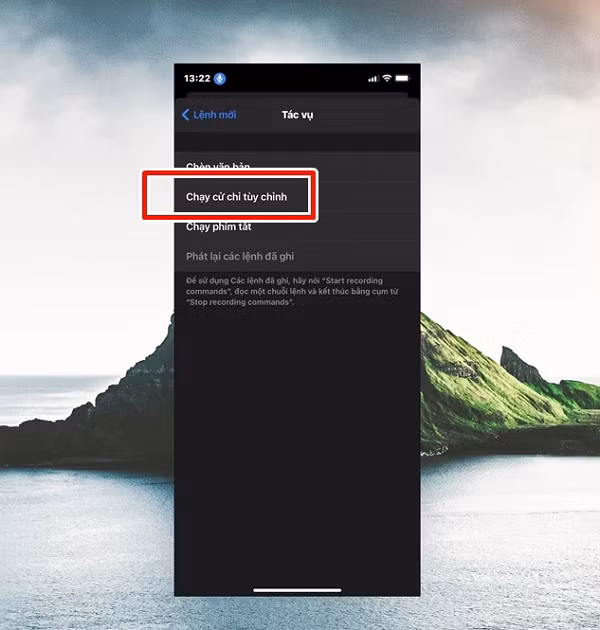 Nhấn tiếp vào dòng "Chạy cử chỉ tùy chỉnh". Bạn cần phải chạm đúng từng vị trí ký tự mật khẩu mở khóa để ghi lại và rồi chọn "Lưu". Sau khi thực hiện xong, ở chế độ nhập mật mã bạn đã có thể mở khóa iPhone bằng giọng nói.