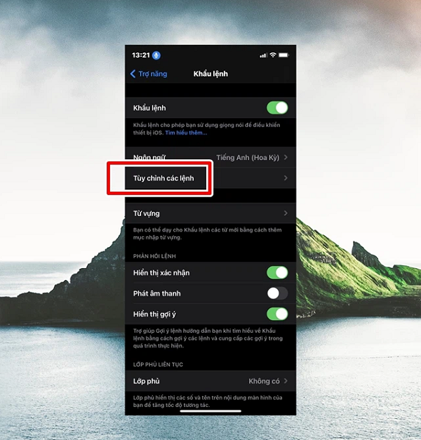 Sau khi hoàn tất phần giới thiệu, tính năng Khẩu lệnh sẽ được kích hoạt, và bạn có thể thấy biểu tượng hình chiếc micro bên trên. Giờ bạn hãy nhấn vào dòng "Tùy chỉnh các lệnh" bên dưới.