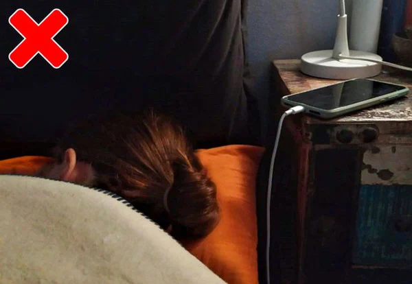 Hầu như mọi người đều có thói quen sạc điện thoại qua đêm nhưng điều này sẽ gây lãng phí điện và sạc pin nhiều hơn mức cần thiết. Từ đó làm giảm chu kỳ sạc của pin. Bên cạnh đó, cắm sạc qua đêm sẽ khiến cho điện thoại quá nóng.