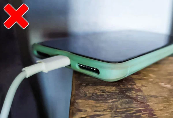 Khi sạc điện thoại mà vẫn đeo ốp lưng thì nhiệt lượng sinh ra trong khi sạc khiến pin và các linh kiện bên trong điện thoại bị nóng lên.