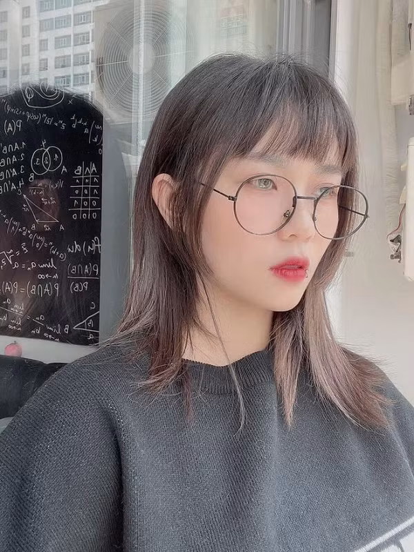  MisThy là một trong những nữ streamer thành công nhất tại Việt Nam. Cô nàng sở hữu lượng fan hâm mộ đông đảo với kênh YouTube gần 6 triệu lượt đăng ký, Instagram có 2,8 triệu follow và 3 triệu người theo dõi Facebook.