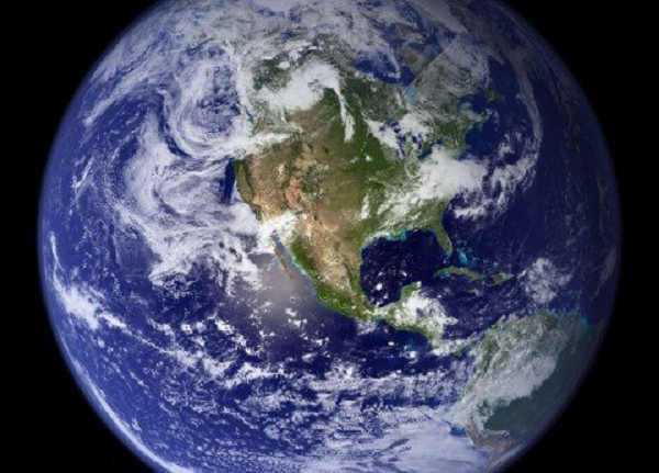 Lớp phủ chính là tầng cấu trúc nằm ngay bên dưới vỏ Trái đất. Trái đất sở hữu chất lỏng màu đỏ, nóng bỏng giúp sưởi ấm toàn bộ hành tinh từ trong lõi.