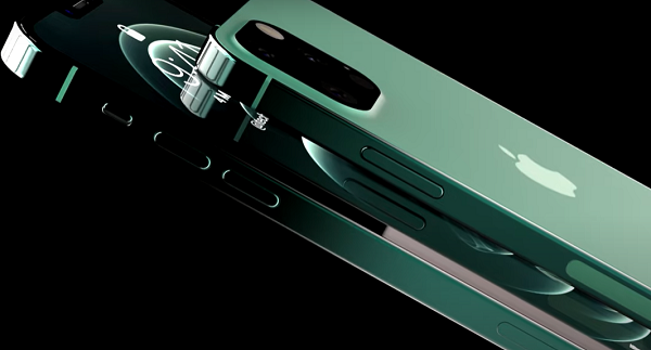 Cụm camera trên bộ đôi iPhone cao cấp cũng sở hữu cấu hình tương tự nhau và ít lồi hơn so với 2 dòng máy tiền nhiệm là iPhone 12 Pro và iPhone 12 Pro Max. Có thể iPhone 13 sở hữu khả năng zoom quang lên đến 2,5x thay vì chỉ 2x.