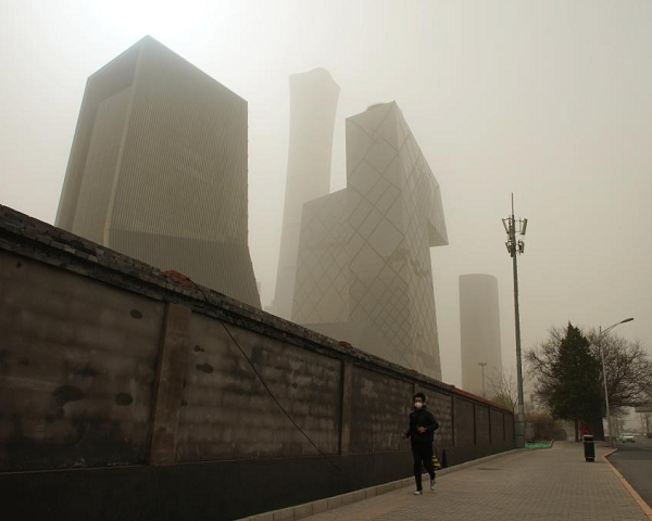 Số liệu ghi nhận, khi cơn bão cát đổ bộ vào Bắc Kinh vào sáng 28/3, nồng độ ô nhiễm không khí đã vượt quá mức tối đa 500/microgam/m3, ở mức trên 2.000 microgam/m3. Đây là chỉ số nồng độ ô nhiễm bụi mịn PM10, có thể xâm nhập vào phổi.