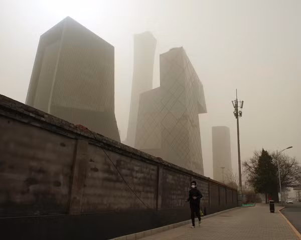 Số liệu ghi nhận, khi cơn bão cát đổ bộ vào Bắc Kinh vào sáng 28/3, nồng độ ô nhiễm không khí đã vượt quá mức tối đa 500/microgam/m3, ở mức trên 2.000 microgam/m3. Đây là chỉ số nồng độ ô nhiễm bụi mịn PM10, có thể xâm nhập vào phổi.