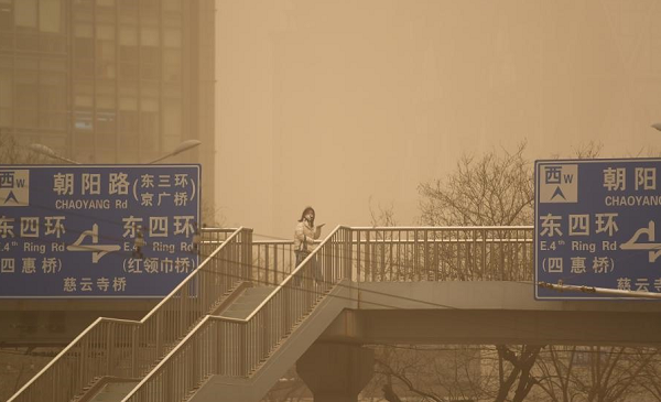 Cơn bão cát cũng ảnh hưởng lớn đến các sân bay ở Nội Mông. Hơn một nửa số chuyến bay tại các sân bay Baotou và Chifeng đã bị hủy do tầm nhìn kém.