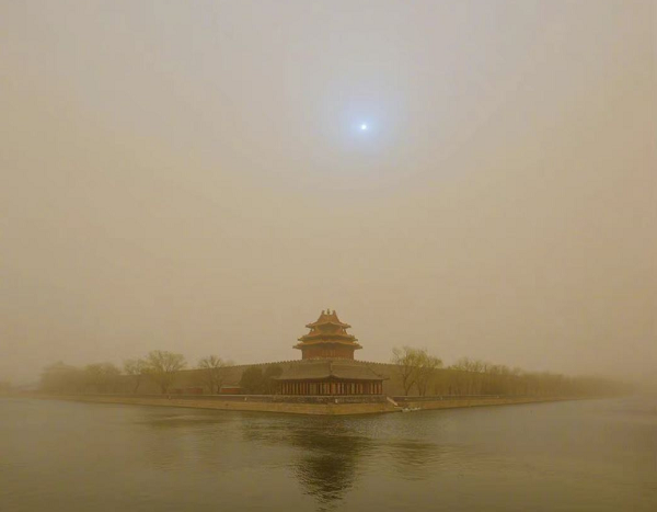 Trong trường hợp này, ánh sáng mặt trời đã chiếu qua các hạt cát trong không khí tạo nên màu xanh lam kỳ lạ.