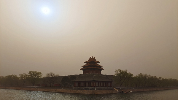 Theo các chuyên gia, hiện tượng mặt trời chuyển xanh do "tán xạ Rayleigh" - thường xảy ra khi ánh sáng chiếu qua các chất rắn, lỏng hay khí trong suốt.