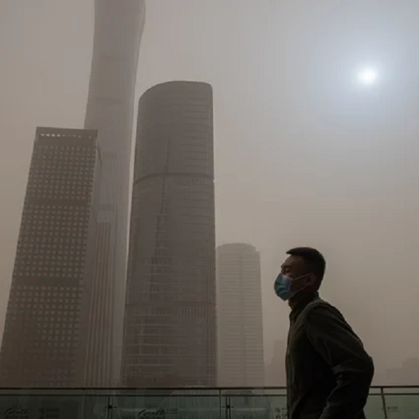 Đặc biệt, trận bão cát đã khiến mặt trời chuyển màu xanh lam kỳ lạ. Hiện tượng này lần đầu tiên xuất hiện ở bầu trời Bắc Kinh kể từ khi cơn bão cát gần nhất ập đến.