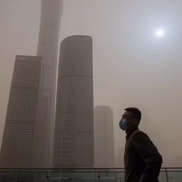 Đặc biệt, trận bão cát đã khiến mặt trời chuyển màu xanh lam kỳ lạ. Hiện tượng này lần đầu tiên xuất hiện ở bầu trời Bắc Kinh kể từ khi cơn bão cát gần nhất ập đến.