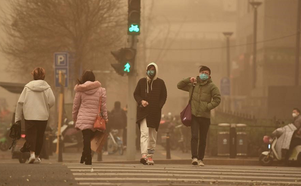 Phía bắc và tây bắc Trung Quốc có ít tuyết và mưa hơn trong năm nay. Từ tháng 2, nhiệt độ đã tăng cao hơn, dẫn đến thời tiết khô, nhiều bụi và gió thổi mạnh hơn bình thường.