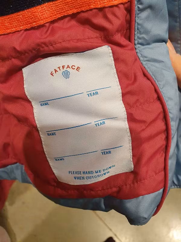 Quần áo trẻ em thường được tái sử dụng, vì vậy công ty quần áo này đưa ra các tùy chọn ghi tên trên mẫu áo khoác trẻ em của mình.