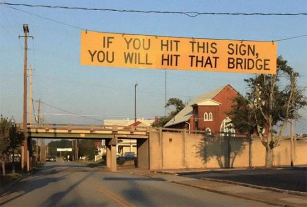 Nếu xe bạn đâm vào cái biển báo này, thì nó cũng sẽ đâm vào cây cầu đằng sau.