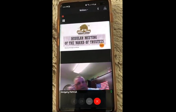 Điều đáng nói là những người này dường như quên mất rằng cuộc họp đang được phát công khai trên Internet để các phụ huynh và những ai quan tâm có thể theo dõi.