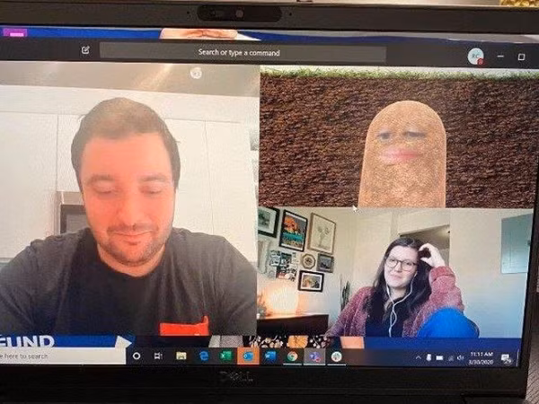 Cô Lizet Ocampo là giám đốc phụ trách mảng chính trị của một tổ chức phi lợi nhuận về quyền bình đẳng và công lý. Cô có tải và dùng thử một phần mềm chỉnh sửa giao diện của mình nhưng lại không biết thoát ra bằng cách nào.