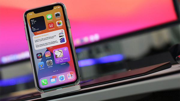 iOS14.5 cũng hỗ trợ Apple Watch để mở khóa iPhone trong một không gian, giải quyết được tình trạng không thể sử dụng Face ID khi đang đeo khẩu trang. Việc ra mắt phiên bản chính thức của iOS14.5 báo hiệu một loạt các sản phẩm mới sẽ ra mắt trong thời gian tới.