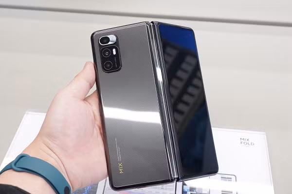 Thông số kỹ thuật của Mi MIX Fold vô cùng mạnh mẽ và tích hợp công nghệ tiên tiến nhất của Xiaomi. Máy sở hữu viên pin 5020mAh, hỗ trợ sạc nhanh có dây 67W. Đây là chiếc điện thoại có pin lớn nhất, sạc nhanh nhất trong số những smartphone thiết kế màn hình gập hiện nay.