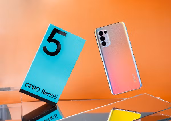 Dòng OPPO Reno thế hệ mới này có 2 phiên bản màu sắc, gồm đen huyền bí và bạc đa sắc. Chỉ cần xoay nhẹ cổ tay, mặt lưng OPPO Reno5 5G tạo nên vô vàn màu sắc sinh động với hiệu ứng chuyển màu bắt mắt như màu xanh của bầu trời và màu tím của dải ngân hà Milky Way.