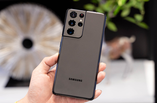 Galaxy S21 Ultra có thiết kế 2 mặt kính cường lực và khung nhôm cao cấp. Mặt lưng kính mờ sang trọng với 5 màu bạc, xanh đậm, nâu đậm, xám và đen huyền bí.