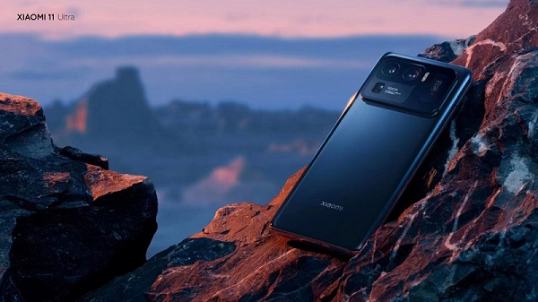 Xiaomi Mi 11 Ultra sẽ có 3 tùy chọn màu sắc: đen, trắng và một phiên bản với đá cẩm thạch khá đẹp mắt. Toàn bộ máy sẽ được hoàn thiện từ chất liệu kính ở mặt trước và gốm ceramic ở mặt lưng. Đây là smartphone đối thủ đáng gờm của iPhone 13 khi đang nhận được phản hồi cực tốt khi ra mắt.