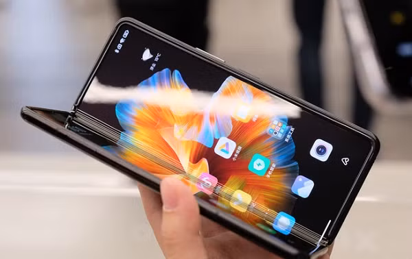 Xiaomi sử dụng kính cường lực Gorilla Glass 5 cho thiết bị của mình. Ngoài ra Mi MIX Fold có phiên bản đặc biệt được làm từ vật liệu gốm với bản lề và các nút bấm bằng vàng, mặt lưng có khắc laser đặc biệt.