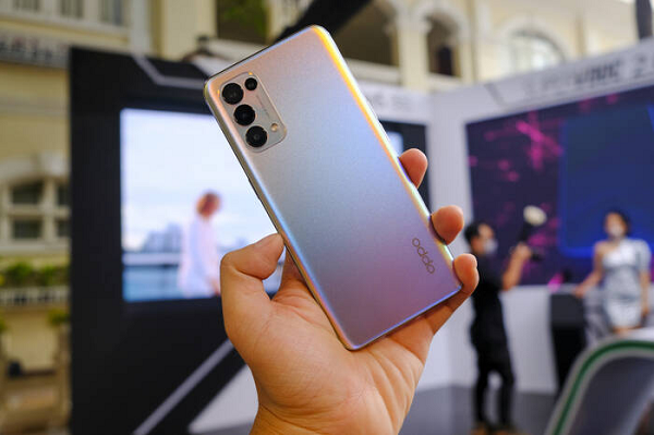 Công nghệ 5G của OPPO Reno5 5G hỗ trợ cả ba nhà mạng tại Việt Nam. Máy còn có tính năng chuyển đổi thông minh giữa 4G và 5G giúp tiết kiệm pin khi không sử dụng.