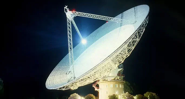 Mạng VLBI châu Âu (mạng lưới kính viễn vọng vô tuyến được đặt ở 4 châu lục) đã phát hiện ra tín hiệu chớp sóng vô tuyến cực mạnh.