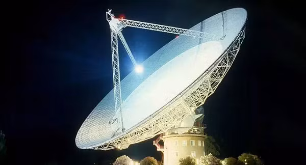 Mạng VLBI châu Âu (mạng lưới kính viễn vọng vô tuyến được đặt ở 4 châu lục) đã phát hiện ra tín hiệu chớp sóng vô tuyến cực mạnh.