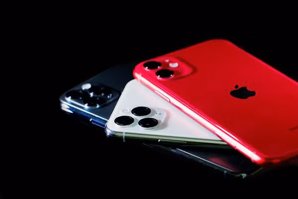 Quả thực, iPhone vẫn là một trong những dòng smartphone bền bỉ nhất hiện nay. Theo thông số kỹ thuật, iPhone 11 sở hữu tính năng chống nước tiêu chuẩn IP68, giúp cho thiết bị có thể sống sót ở độ sâu 2m trong khoảng thời gian 30 phút. Tuy nhiên trên thực tế, iPhone 11 dường như có khả năng sống sót tốt hơn nhiều so với thông báo từ Apple.