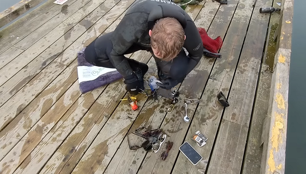 Dù được Apple công bố khả năng chống nước tương đối hạn chế, đã có nhiều câu chuyện về việc dòng điện thoại này hoạt động tốt sau một thời gian nằm dưới lòng sông, hồ.