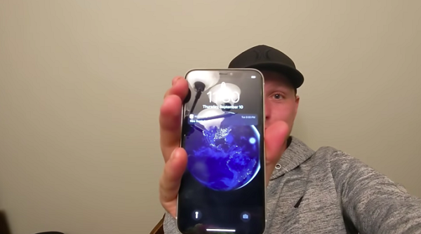 “Tôi mang nó về nhà, lau sạch vết bẩn và bật lên. Ngoài việc micro và loa bị hỏng, phần lớn chiếc iPhone không bị hư hại gì", Clayton cho biết. Do máy không cài mật khẩu, hai vợ chồng Helkenberg đã tìm được chủ nhân của thiết bị sau đó.