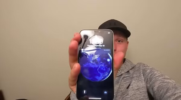 “Tôi mang nó về nhà, lau sạch vết bẩn và bật lên. Ngoài việc micro và loa bị hỏng, phần lớn chiếc iPhone không bị hư hại gì", Clayton cho biết. Do máy không cài mật khẩu, hai vợ chồng Helkenberg đã tìm được chủ nhân của thiết bị sau đó.