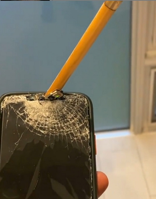 Hậu quả là một nửa màn hình bị vỡ, toàn bộ cụm camera selfie và cảm biến khuôn mặt bị phá hủy hoàn toàn. Tuy nhiên điều đáng nói ở chỗ là chiếc iPhone 11 Pro của anh vẫn sống sót kỳ diệu, thao tác cảm ứng vẫn hoạt động được ở những chỗ màn hình còn hiển thị được.