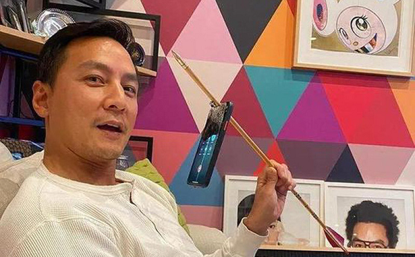 Sự bền bỉ của iPhone 11 còn được chứng minh khi Nam diễn viên Ngô Ngạn Tổ đã trượt tay và vô tình khiến mũi tên bay về phía chiếc iPhone của mình. Kết quả là với gia tốc quá lớn, chiếc iPhone 11 Pro mới của anh đã bị xuyên thủng.