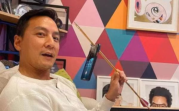 Sự bền bỉ của iPhone 11 còn được chứng minh khi Nam diễn viên Ngô Ngạn Tổ đã trượt tay và vô tình khiến mũi tên bay về phía chiếc iPhone của mình. Kết quả là với gia tốc quá lớn, chiếc iPhone 11 Pro mới của anh đã bị xuyên thủng.