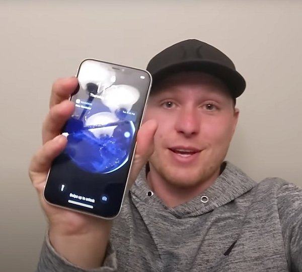 Clayton Helkenberg và vợ anh, chị Heather, đã phát hiện chiếc iPhone 11 khi lặn ở hồ Harrison, phía nam dãy núi Coast ở Canada.