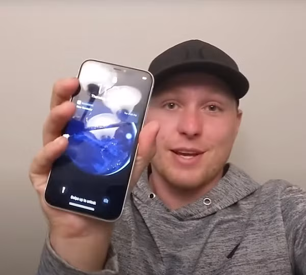 Clayton Helkenberg và vợ anh, chị Heather, đã phát hiện chiếc iPhone 11 khi lặn ở hồ Harrison, phía nam dãy núi Coast ở Canada.