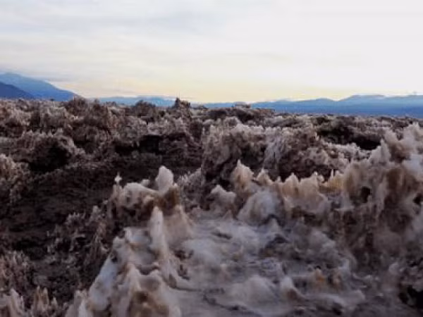 Nguồn nước mặn tăng lên từ lớp bùn bên dưới, hình thành nên các tháp nhọn với những chi tiết, hình dạng kỳ bí. Nước được đẩy lên từ những mao dẫn nhỏ rồi nhanh chóng bốc hơi, để lại dư lượng muối lớn ở phía sau. Các tháp nhọn phát triển rất chậm, chỉ khoảng 2,54 cm trong vòng 35 năm.